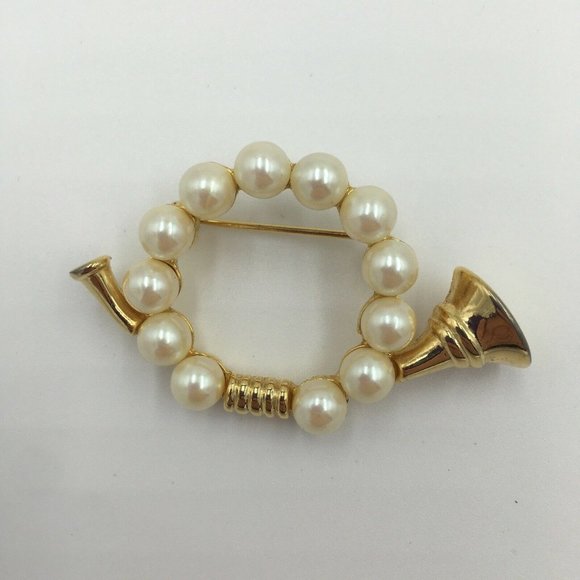 Gold Tone FRENCH HORN Bugle Faux Pearl Circle BROOCH Pin Wreath Music Instrument - Picture 1 of 2